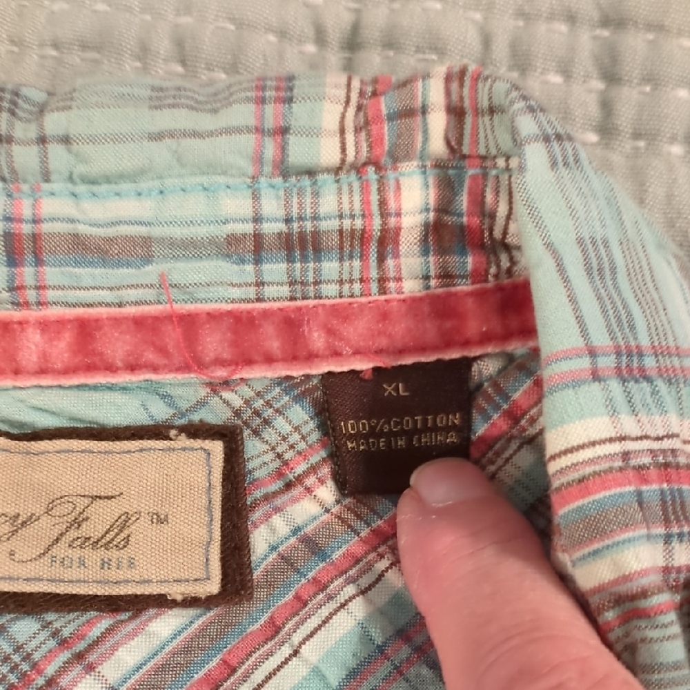 Sleeveless Plaid Button-Up Shirt - Picture 3 of 4